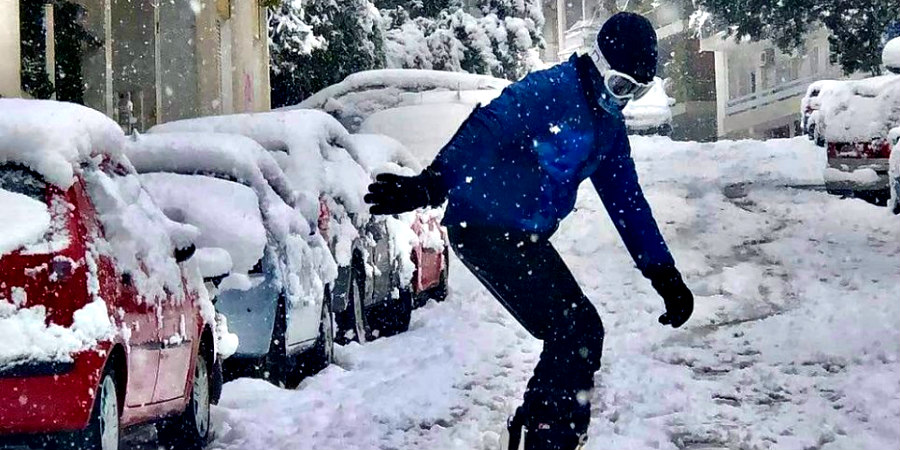 Χιόνια στην Αθήνα: Οι Αθηναίοι βγήκαν για… σκι και snowboard – Δείτε βίντεο και φωτογραφίες