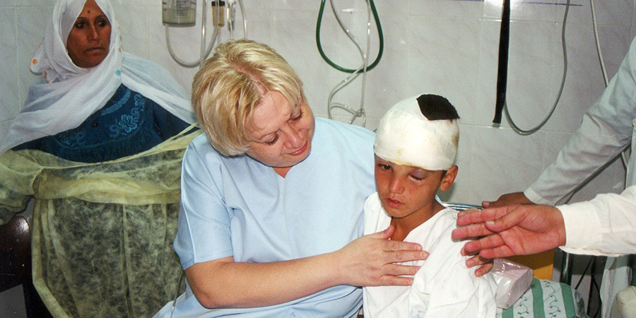 Ελένη Θεοχάρους: ‘Αυτό το παιδάκι το χειρούργησα… είχε μια σφαίρα στο κεφάλι’ -ΦΩΤΟΓΡΑΦΙΕΣ