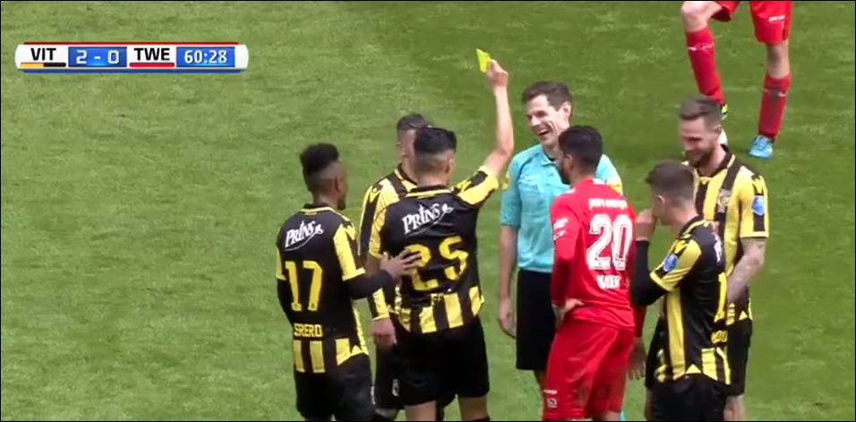 Ποδοσφαιριστής έδειξε κίτρινη κάρτα στον διαιτητή