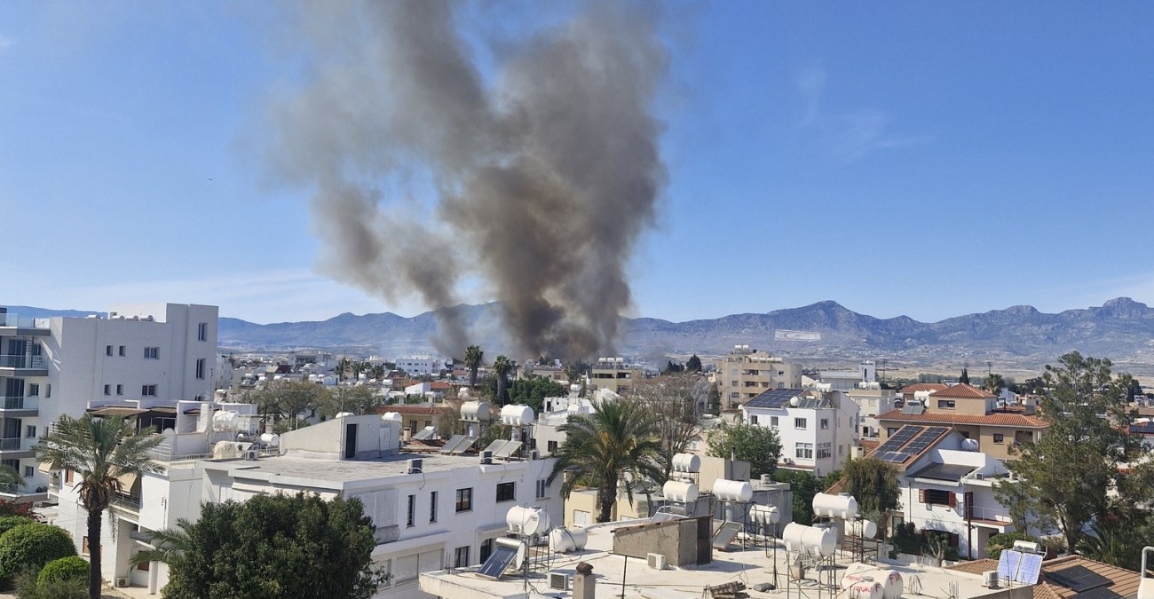 Φωτιά στη Νεκρή Ζώνη: Eπιχειρούν έξι πυροσβεστικά οχήματα - Έχει γίνει ανάκληση προσωπικού στην επαρχία