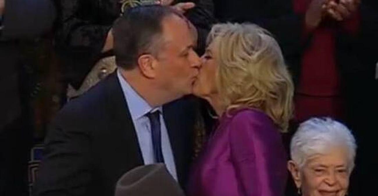 Σάλος στις ΗΠΑ: Το «καυτό» φιλί που έδωσε η Τζιλ Μπάιντεν στον σύζυγο της Κάμαλα Χάρις