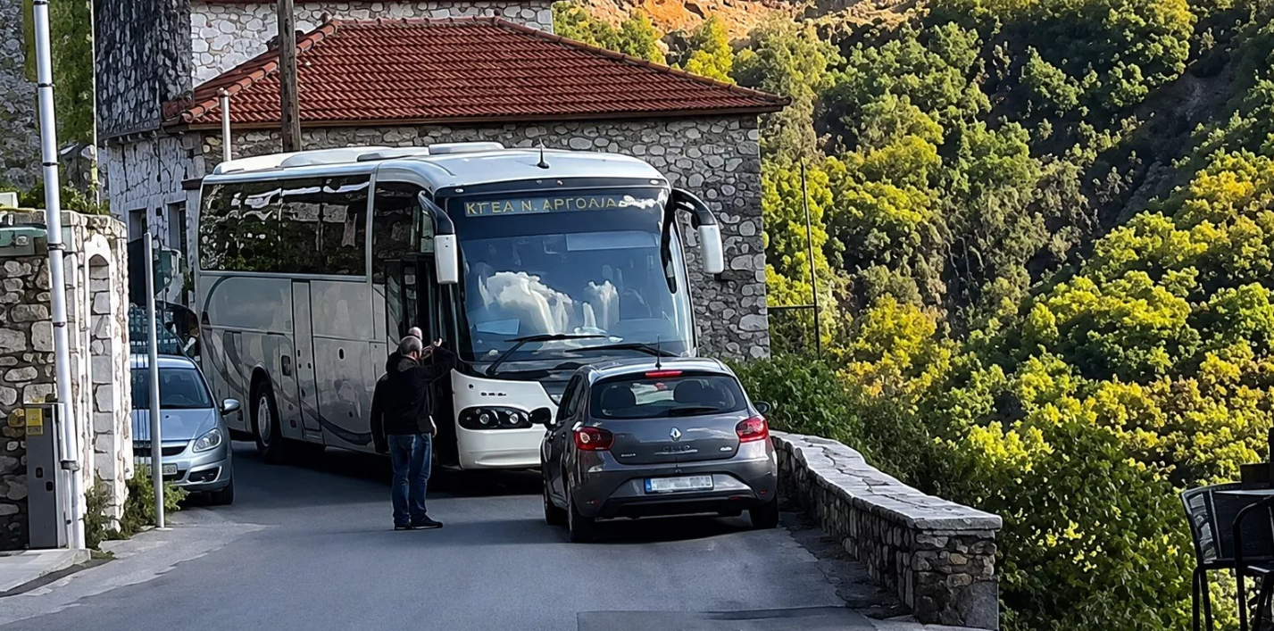 Απίστευτο video: Πήγε να κάνει όπισθεν, κατέληξε… στον τοίχο και έγινε viral