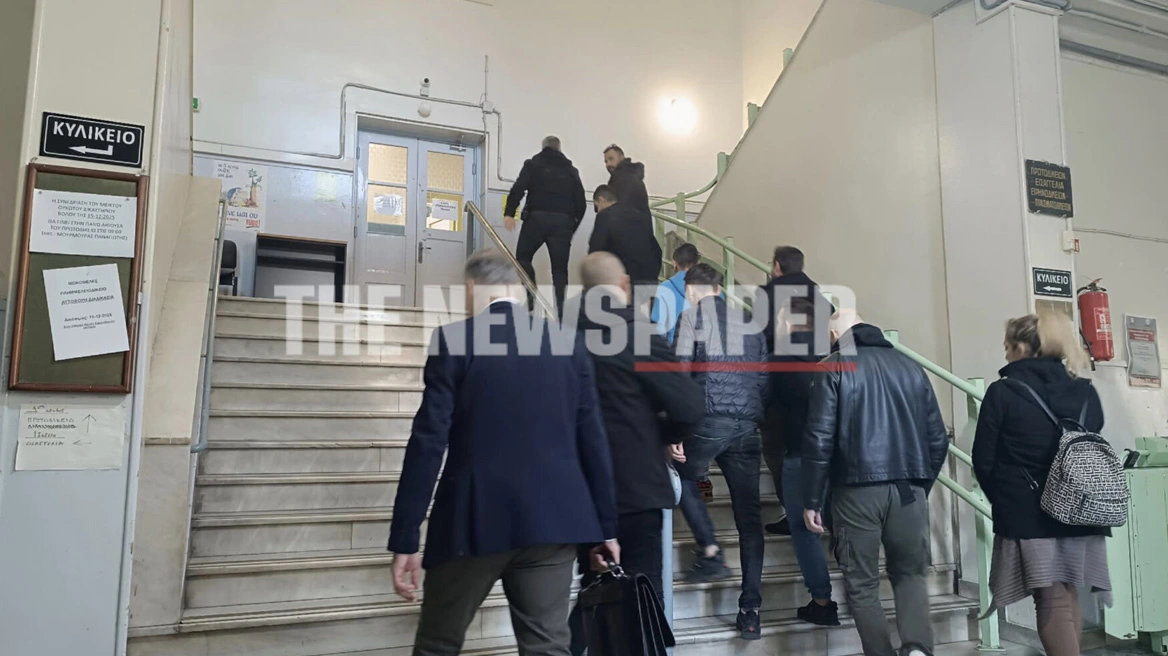 Προφυλακίστηκε πενταμελής συμμορία στον Βόλο για τον εκβιασμό 19χρονου: Απειλούσαν ότι θα τον σκότωναν