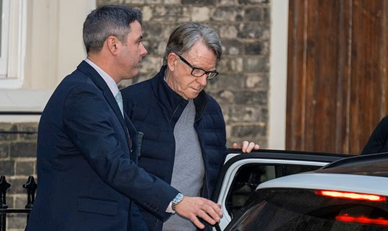 Βρετανία: Συνελήφθη ο πρώην πρεσβευτής Πίτερ Μάντελσον, που έχει εμπλακεί στο σκάνδαλο Eπστάιν