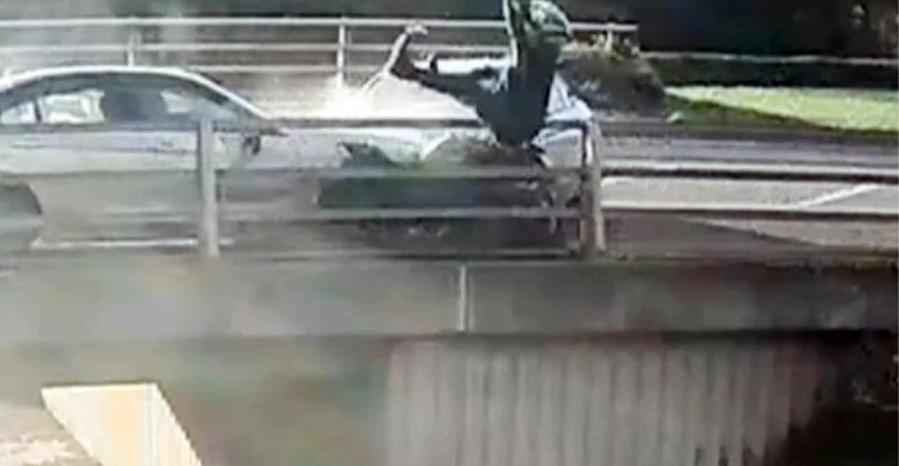 Βρετανία: Μοτοσικλετιστής εκτοξεύεται από τη μηχανή και πέφτει από γέφυρα έπειτα από σύγκρουση με αυτοκίνητο – Σοκαριστικό βίντεο