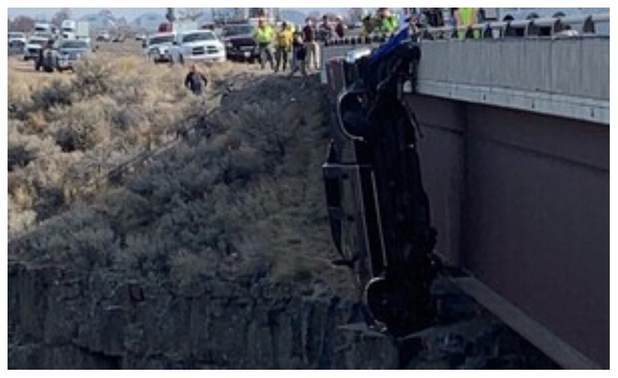 ΗΠΑ: Ζευγάρι σώθηκε μέσα από το φορτηγάκι του που κρεμόταν από μια γέφυρα 30 μέτρων