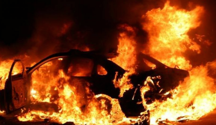 Έβαλε φωτιά στο αυτοκίνητό του και την έσβησε ο γείτονας του - Στα χέρια της Αστυνομίας 62χρονος 