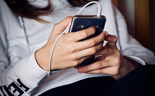 Τελικά τα κινητά τηλέφωνα μάς παρακολουθούν; Τι εξηγούν σε νέες έρευνές τους επιστήμονες - Όσα πρέπει να ξέρετε