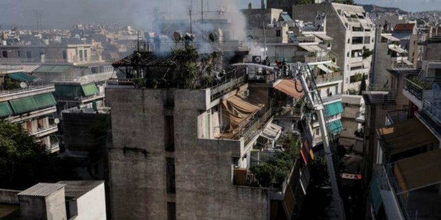 Φωτιά σε πολυκατοικία στην Ελλάδα – Ένοικος πηδά από το μπαλκόνι για να γλυτώσει - ΒΙΝΤΕΟ