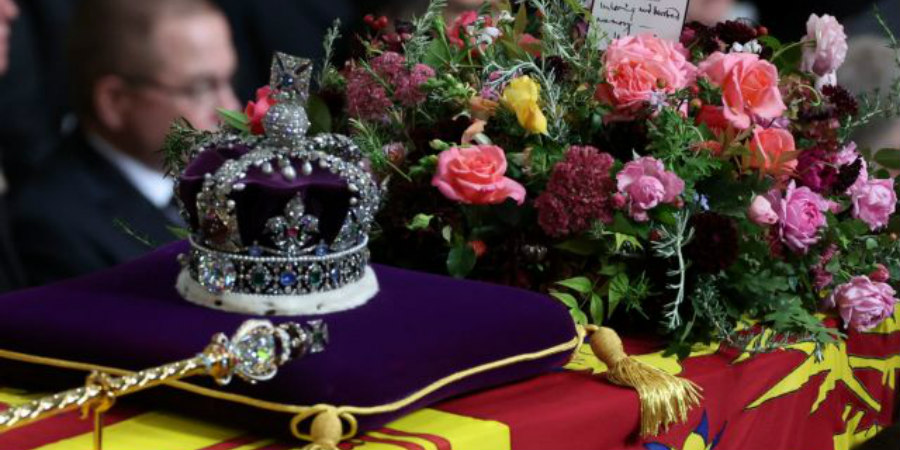 Βασίλισσα Ελισάβετ: Το εκθαμβωτικό στέμμα πάνω στο φέρετρό της - Η ιστορία του