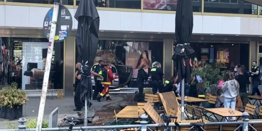 Έκτακτο: Όχημα καταπλάκωσε πλήθος στο Βερολίνο - Καρφώθηκε σε βιτρίνα καταστήματος