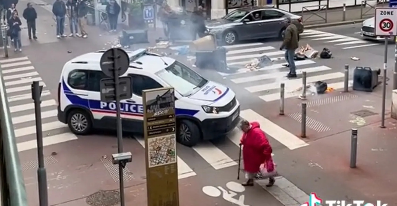 Ατρόμητη γιαγιά στη Γαλλία «σταμάτησε» τα επεισόδια για να διασχίσει δρόμο - Επικό στιγμιότυπο