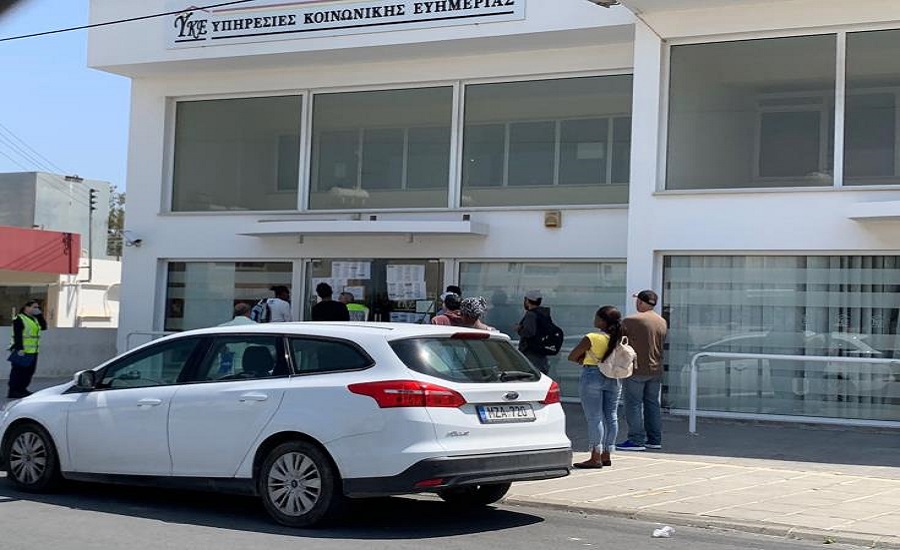 Συνωστισμός αλλοδαπών στο Γραφείο ΥΚΕ Αγίων Αναργύρων στη Λάρνακα - 'Δεν υπάρχει λόγος' 