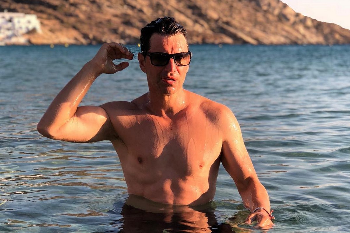 VIDEO: «Χοτ» - Ο Σάκης Ρουβάς κάνει γυμναστική με ένα πολύ αγαπημένο, δικό του τραγούδι