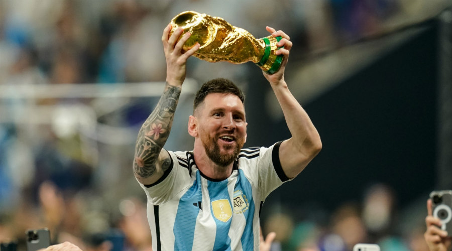 Κύπριος επιχειρηματίας ποζάρει με τον Lionel Messi – «The greatest of all time»