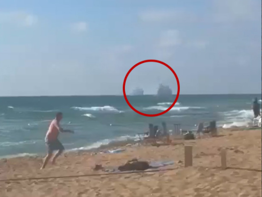 VIDEO: Ρουκέτες της Χεζμπολάχ πέφτουν κοντά σε λουόμενους σε παραλία στο Ισραήλ