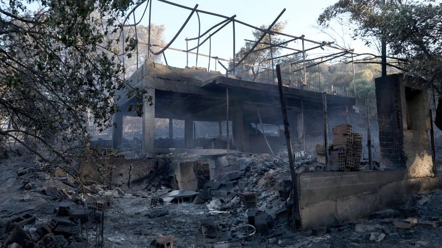 Κάηκαν σπίτια στα Σπάτα, απεγκλωβίστηκαν κάτοικοι - Ολονύχτια μάχη με τις αναζωπυρώσεις στο Λασίθι