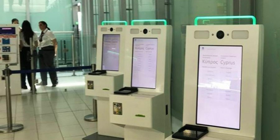 Αεροσκάφος επέστρεψε στο αεροδρόμιο Λάρνακας - Χειροπέδες σε 39χρονο επιβάτη που πούλησε πλαστό διαβατήριο
