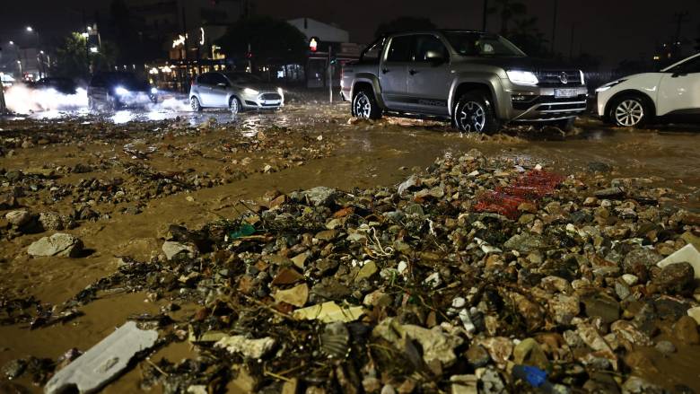 VIDEO - Νέα τραγωδία στην Ελλάδα: Νεκρή 56χρονη στην Άνω Γλυφάδα - Παρασύρθηκε από τα νερά και εγκλωβίστηκε κάτω από αυτοκίνητο