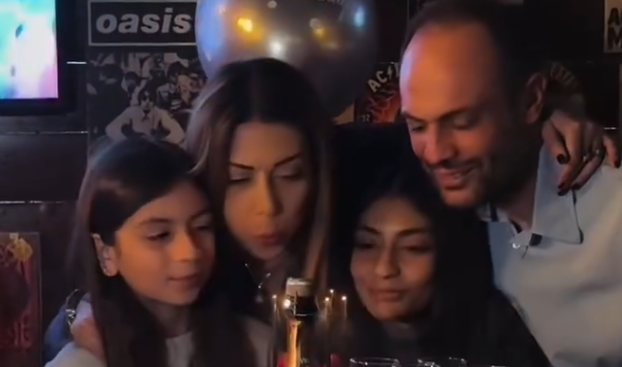 VIDEO - Κάτια Σάββα: Έσβησε κεράκια αγκαλιά με τον σύζυγο και τις κόρες τους