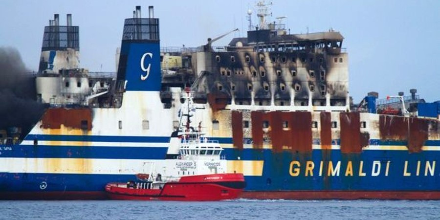 Euroferry Olympia: Καίγεται εδώ και 10 μέρες - Kλειστός παραμένει ο καταπέλτης του πλοίου