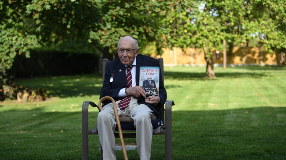 Kάπτεν Τομ Μουρ: Ο Βρετανός «ήρωας του lockdown» που πέθανε στα 100 και το δυνατό μήνυμα που έστειλε