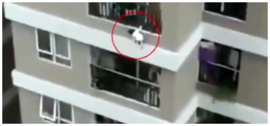 Σοκαριστικό βίντεο: Παιδί 2 ετών πέφτει από τον 12ο όροφο και το σώζει ντελιβεράς