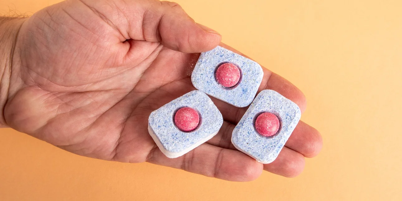 Κόλπο για το μπάνιο: Γιατί πετάω μια ταμπλέτα πλυντηρίου πιάτων στο ντους