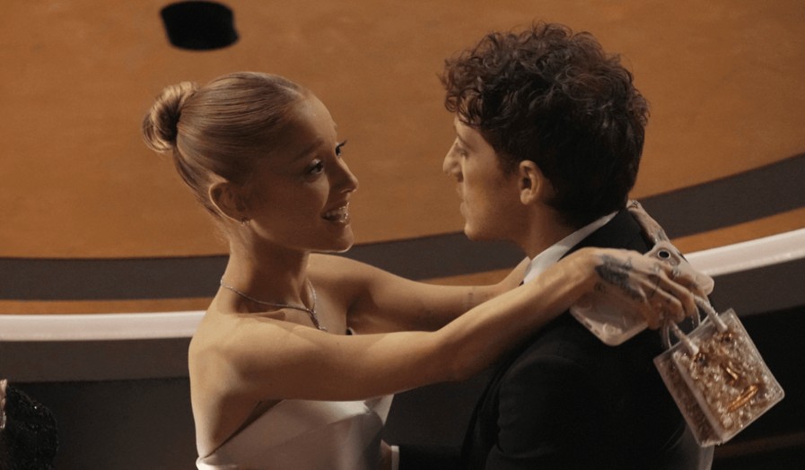 Ariana Grande – Ethan Slater: Οριστικός ο χωρισμός μετά από τρία χρόνια σχέσης