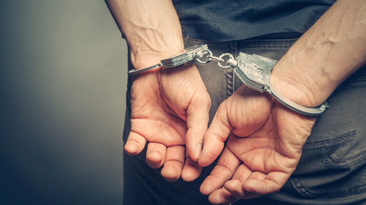 Συνελήφθη 59χρονος στον Βόλο μετά από καταγγελία του 15χρονου εγγονού του για ενδοοικογενειακή βία
