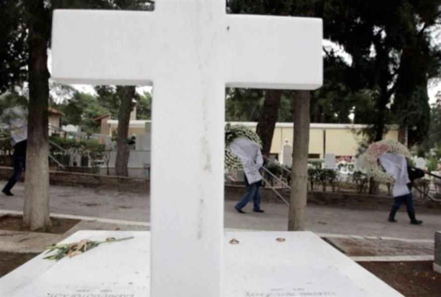 Για κλάματα και.. γέλια: Άφησαν στο Ηράκλειο τον νεκρό χωρίς τάφο – Εξαφανίστηκαν οι υπεύθυνοι του νεκροταφείου