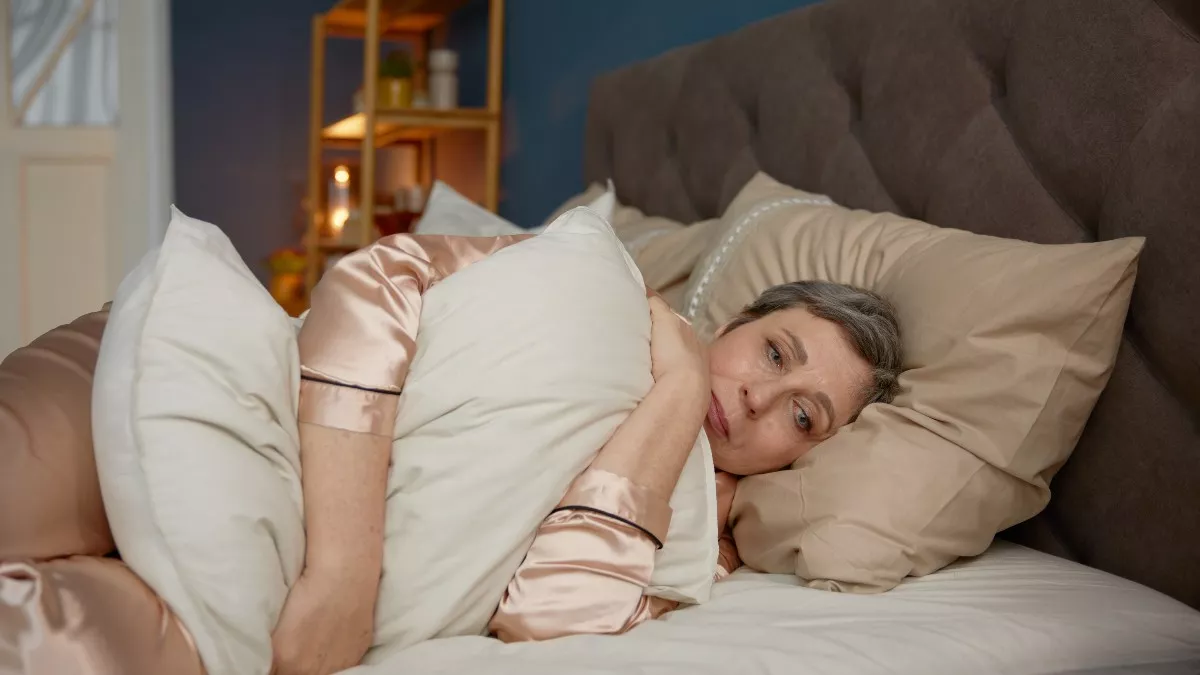 Γιατί ο ύπνος «χαλάει» μετά τα 60 – Τι μπορούμε να κάνουμε