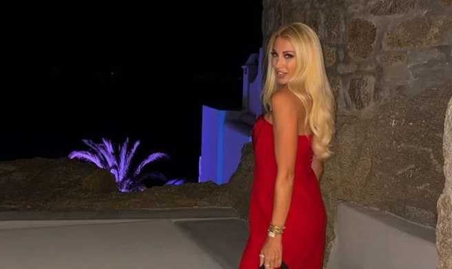 Από το σικ κόκκινο φόρεμα μέχρι το ανεπιτήδευτο denim look η Σπυροπούλου εντυπωσιάζει στη Μύκονο