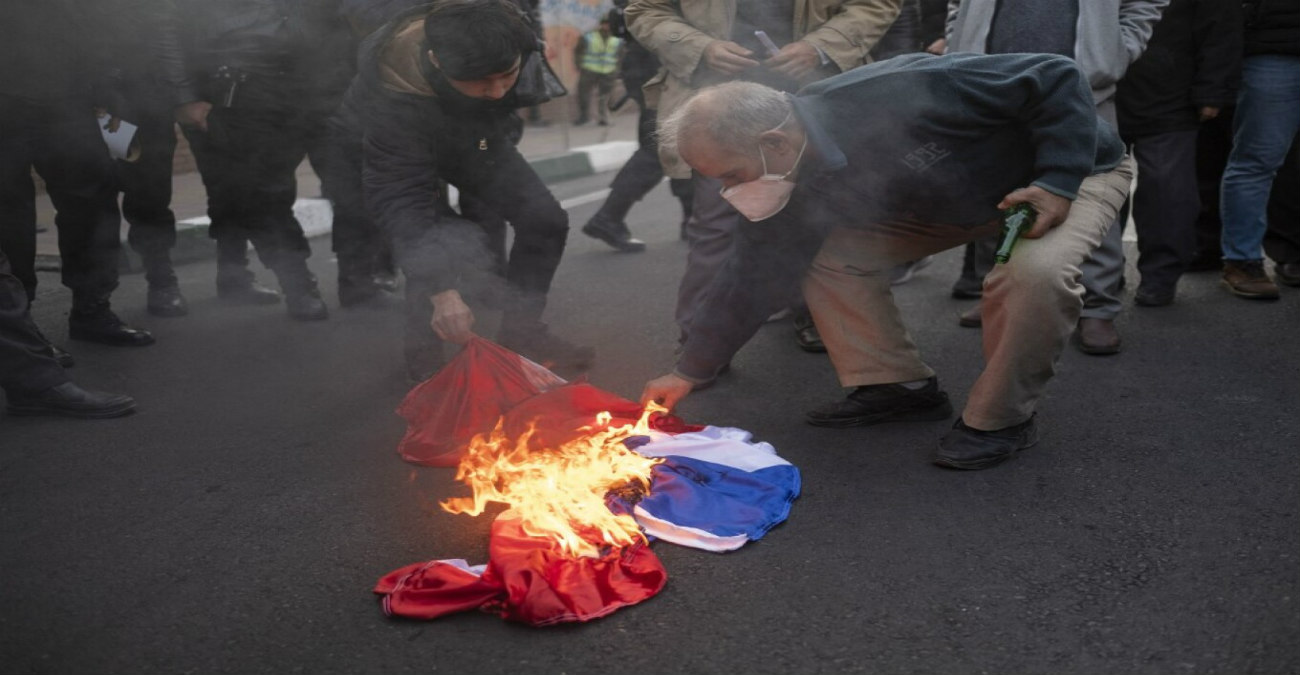 Ιράν: Καίνε σημαίες έξω από την πρεσβεία της Γαλλίας - «Προσβλητικές οι καρικατούρες του Χαμενεΐ από το Charlie Hebdo»