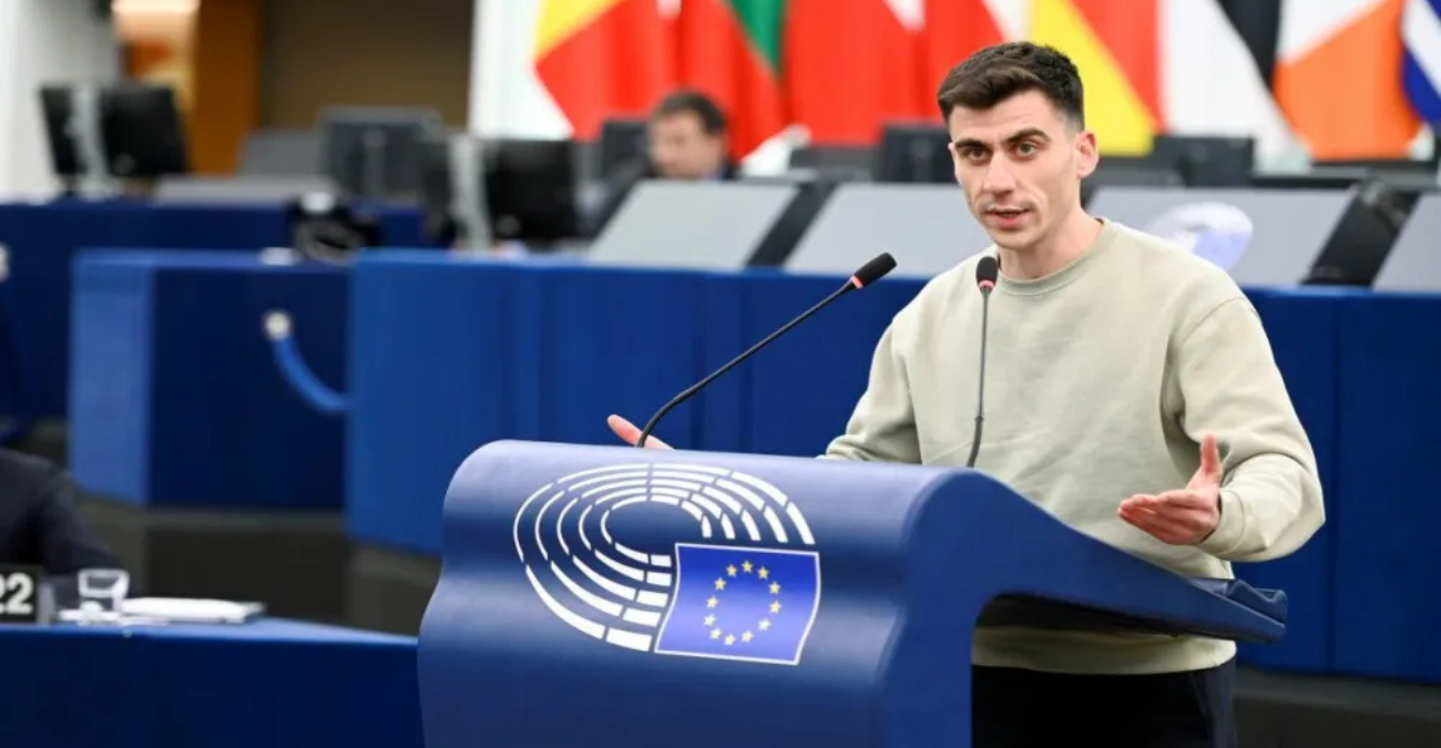 Φειδίας Παναγιώτου: Εμφανίστηκε με κράνος στην τηλεόραση και ανακοίνωσε την υποψηφιότητά του για τις Βουλευτικές εκλογές