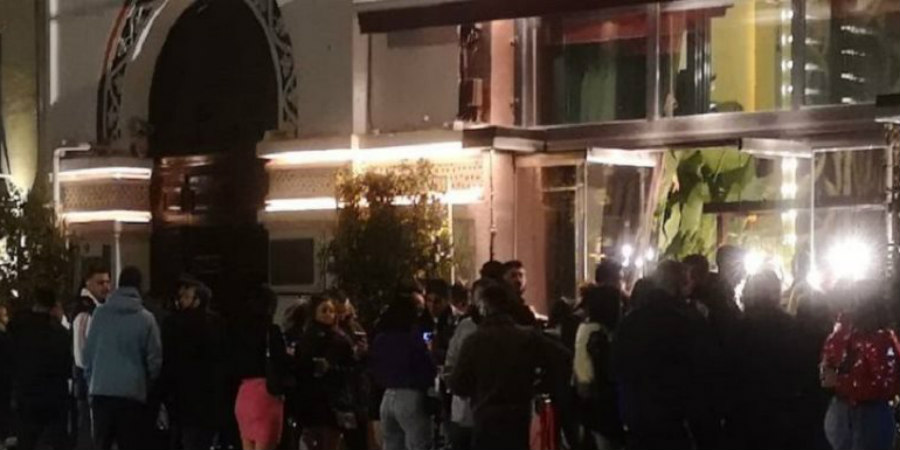 «Έφοδος» της Αστυνομίας για συνωστισμό έξω από καφέ-μπαρ στην Θεσσαλονίκη - BINTEO 