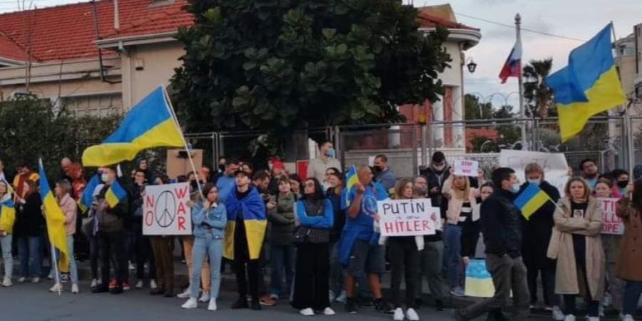 Διαμαρτυρία Ουκρανών έξω απο το Ρωσικό Προξενείο στη Λεμεσό-  Tο πανό με Πούτιν και Χίτλερ και συνθήματα «NO WAR» 