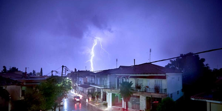 ΕΛΛΑΔΑ: Σφοδρές καταιγίδες σε Θεσσαλονίκη και Χαλκιδική μετά τον καύσωνα – Απίστευτες εικόνες