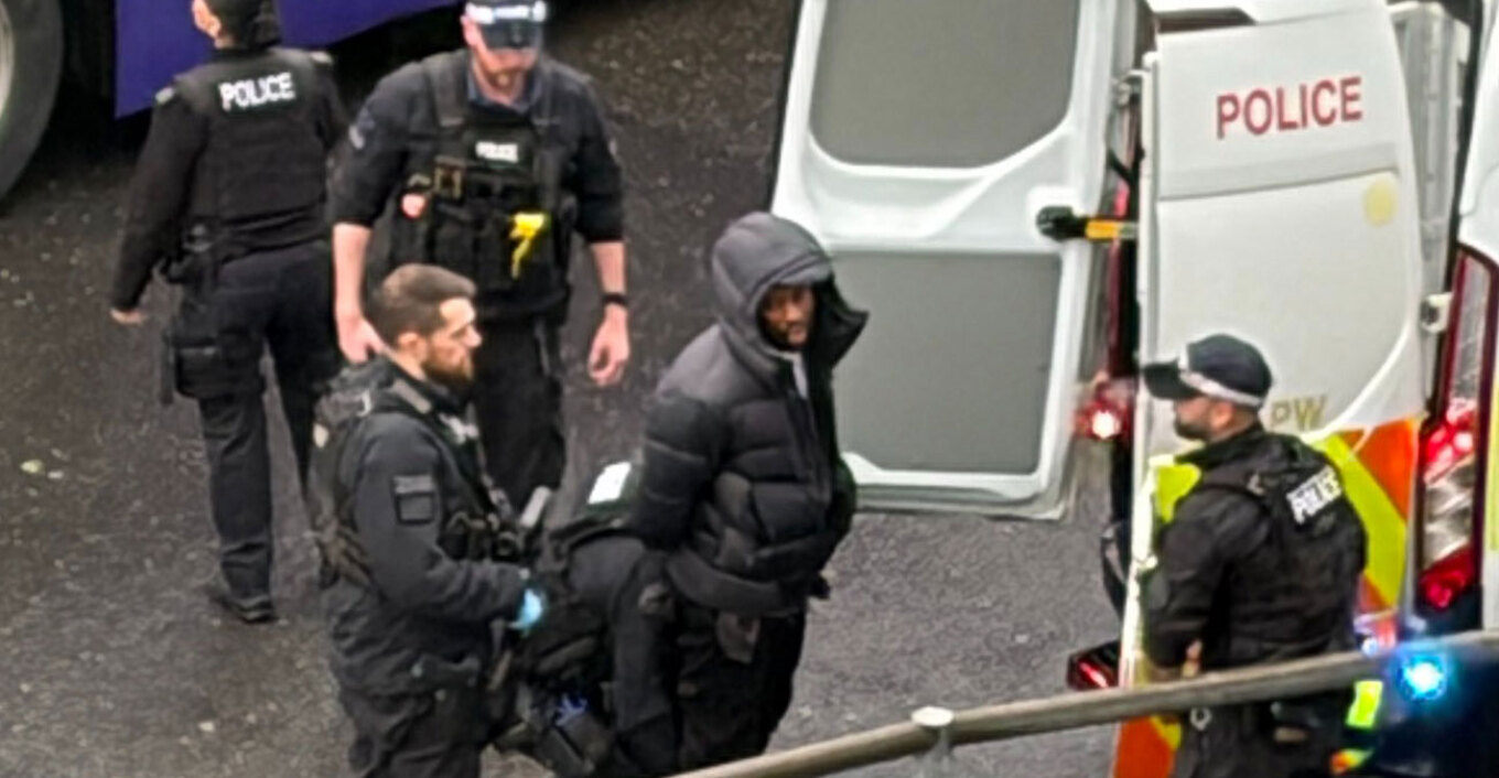 Ένοπλοι αστυνομικοί εισέβαλαν στο Χίθροου: Διακοπή δρομολογίων στα τρένα, συλλήψεις και δακρυγόνα