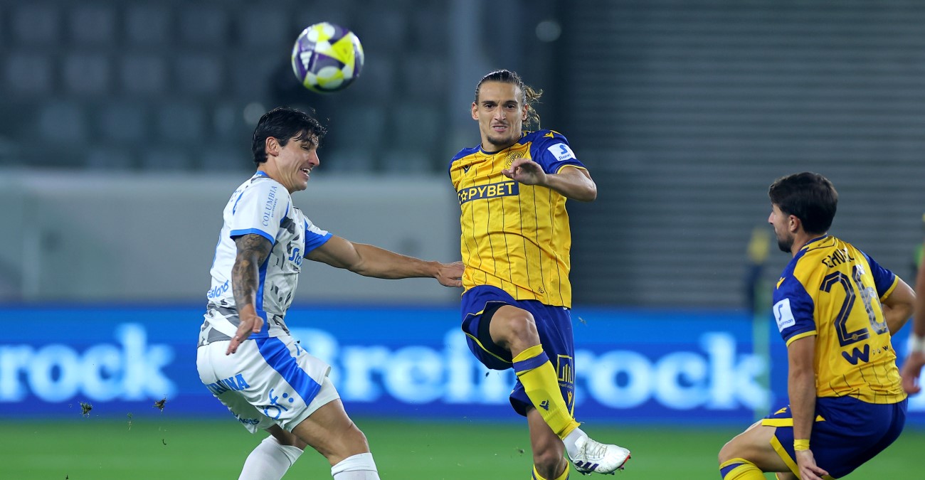 ΑΕΛ-ΑΠΟΛΛΩΝ: Προσωρινή διακοπή λόγω φωτοβολίδων από τους Απολλωνίστες - Δείτε φωτογραφίες