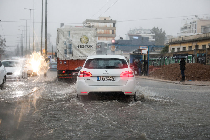 ΕΛΛΑΔΑ: «Bούλιαξε» ο Πειραιάς -Κυκλοφοριακό χάος λόγω βροχής