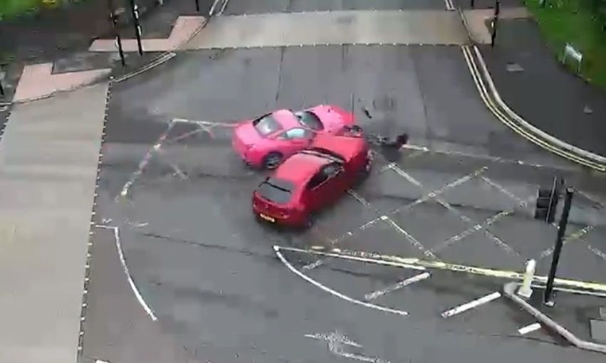 Video: Η στιγμή που η μοναδική ροζ Ferrari συγκρούεται με όχημα 