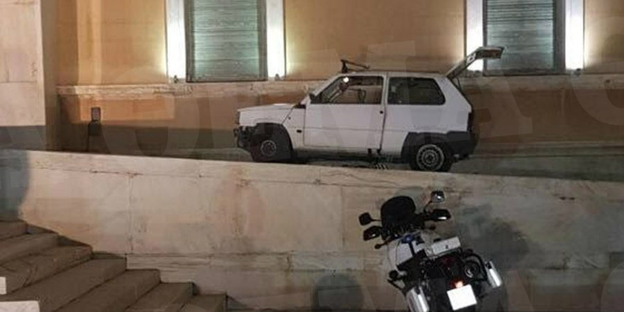 «Τρελή» πορεία οχήματος που κατέληξε στην πόρτα του κοινοβουλίου - Στο ψυχιατρείο ο οδηγός - ΦΩΤΟΓΡΑΦΙΕΣ