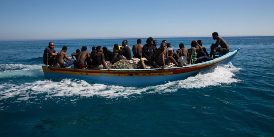Πλοιάριο με 450 μετανάστες σε αναζήτηση ασφαλούς λιμένα στην κεντρική Μεσόγειο