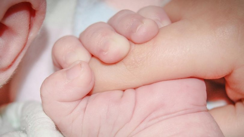 Γεννήθηκε το πρώτο μωρό με αντισώματα στον κορωνοϊό