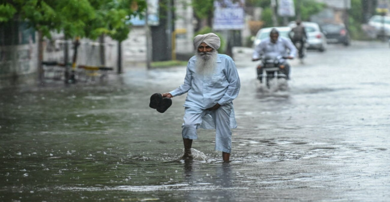 Ξαφνικές βροχοπτώσεις στην Ινδία – 11 νεκροί από τις πλημμύρες