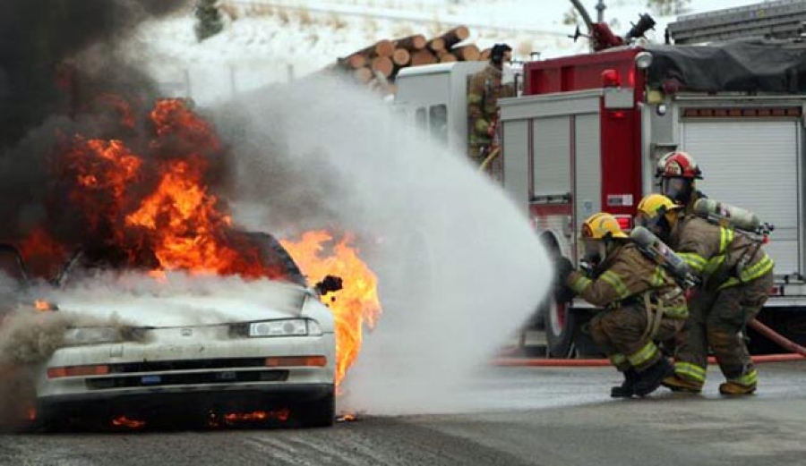 ΛΑΤΣΙΑ: Φωτιά σε αυτοκίνητο σε χώρο στάθμευσης πολυκαταστήματος – 21χρονος προσπαθούσε να κλέψει καύσιμα και προκάλεσε αναστάτωση και μεγάλες ζημιές