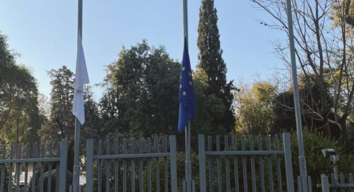 Μεσίστιες κυματίζουν οι σημαίες στο κτίριο της Βουλής - Θλίψη για τον χαμό των δυο πιλότων στην Ελλάδα