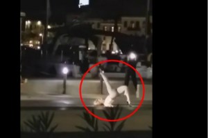 Σύρος: Γυναίκα βγήκε από κότερο και… χόρεψε αισθησιακά στη μέση του δρόμου! (ΒΙΝΤΕΟ)