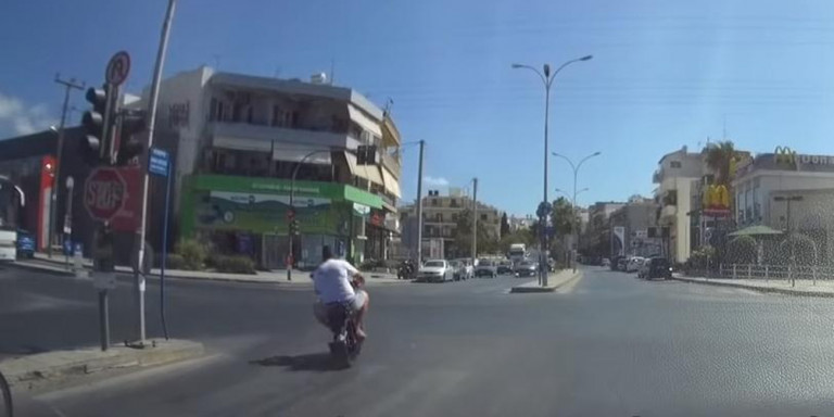 «Θα σε σφαλιαρώσω»: Μοτοσικλετιστής πέρασε με κόκκινο και απείλησε οδηγό που του έκανε παρατήρηση! VIDEO